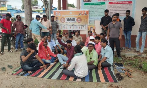 बिहार सरकार के बर्बरता पूर्वक रवैया पर भाजपा कार्यकर्ताओं ने किया प्रदर्शन ।