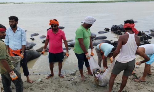 गंगा घाटों पर श्रद्धालुओं   के आगमन पूर्व  चलाया गया स्वच्छता अभियान।