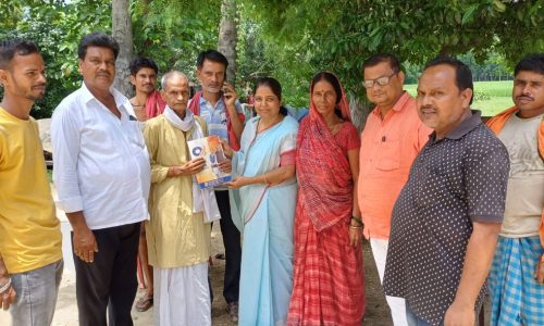 कोढ़ा विधायक ने किया डोर टू डोर जाकर लोगों से संपर्क ।