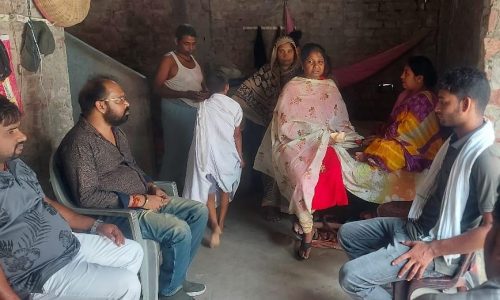 पूर्व विधायक ने पीड़ित परिजनों से मिलकर दिया सांत्वना ।