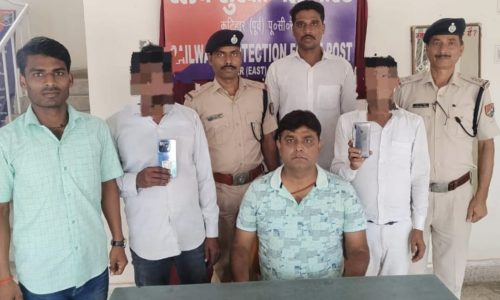 रेल पुलिस ने दो मोबाइल चोरो को रंगेहाथ किया  गिरफ्तार ।