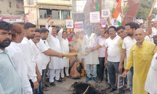 मणिपुर घटना के विरोध में कांग्रेस ने किया प्रधानमंत्री का पुतला दहन ।