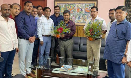 डीआरएम के तबादला पर रेल अधिकारियों ने दी उन्हें विदाई ।