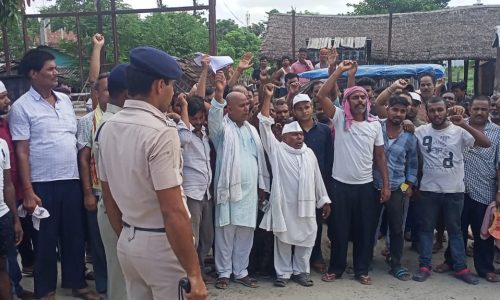 रेलवे की फरमान से दूकानदार हलकान,खुली निविदा के माध्यम से नीलामी प्रक्रिया पर रोक लगाने की मांग की।