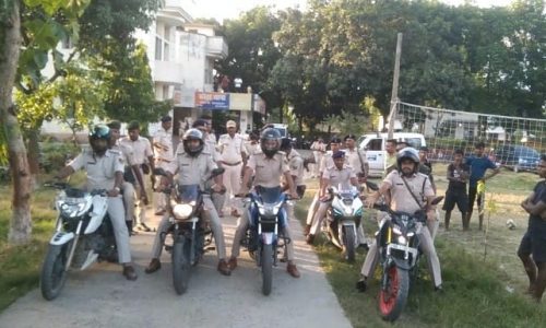 मुहर्रम को शांतिपूर्ण माहौल में संपन्न कराने को लेकर निकाला गया फ्लैग मार्च।