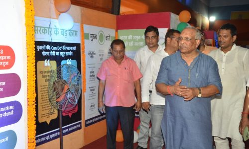 फोटो प्रदर्शनी का पूर्व उपमुख्यमंत्री तारकेश्वर प्रसाद ने किया उद्घाटन ।