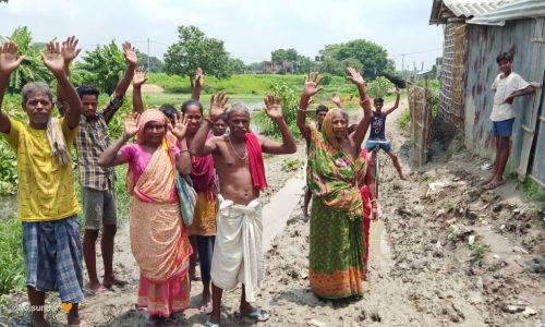 सड़क निर्माण नहीं होने पर ग्रामीणों को होती है परेशानी।