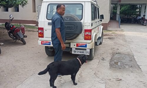 श्वान दस्ते की मदद से अर्धनिर्मित देशी शराब खोजकर किया गया नष्ट ।