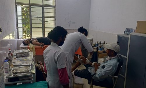 तीव्र गति से आ रहे बाइक के द्वारा ठोकर लगनें से दो लोग हुआ जख्मी ‌।