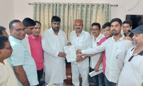 कांग्रेस कार्यकर्ताओं ने मंत्री को सौंपा मांग पत्र ।