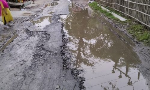 भोगाँव से मंझेली तक सड़क का निर्माण कार्य नहीं हुआ प्रारम्भ परेशानी।