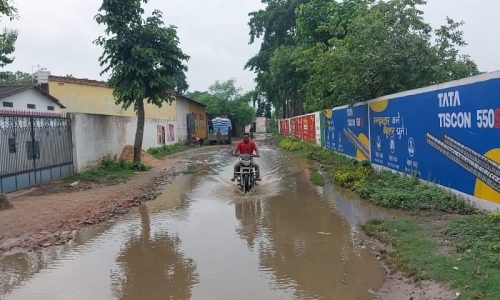 हल्की बारिश में सड़क बना झिल आवागमन हुआ प्रभावित।