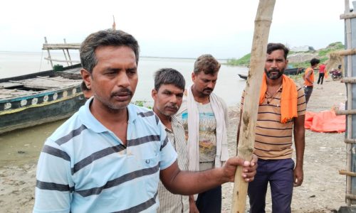 गंगा समग्र काढ़ागोला घाट समिति के द्वारा गंगा घाट पर स्वच्छता कार्यक्रम जारी।