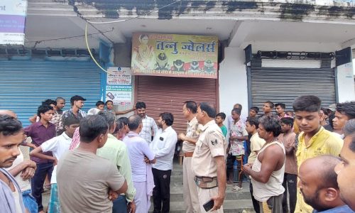 चोरों ने की ज्वेलर्स की दुकान में चोरी के घटना को दिया अंजाम ।