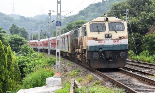रेल प्रशासन द्वारा एक दर्जन ट्रेनों को अगस्त माह में परिचालन किया रद्द।