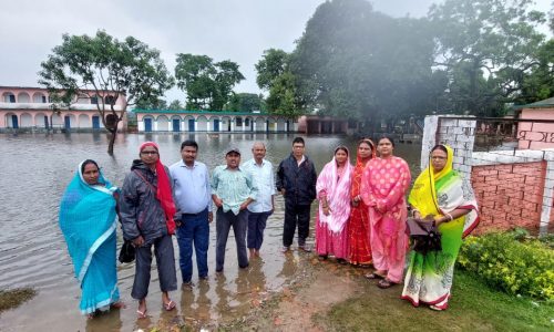 उत्क्रमित मध्य विद्यालय परिसर में पानी लबालब पठन-पाठन हुआ बाधित।