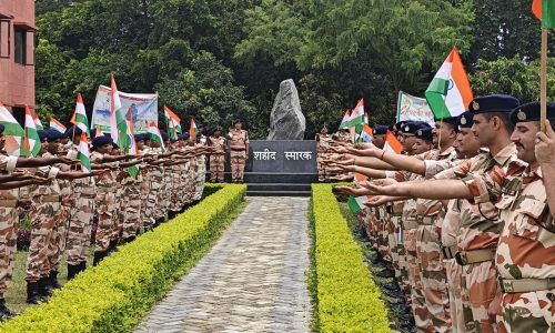 शहीदों के सम्मान में उन्हें याद करते हुए भारत की प्रगति में भागीदारी बनने की ली गई शपथ ।