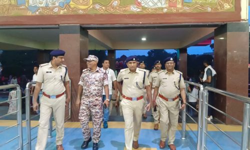 रेलवे स्टेशन पर रेल पुलिस ने निकाला फ्लैग मार्च ।