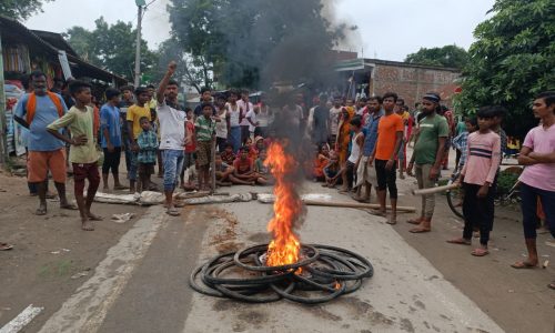 सड़क दुर्घटना में मौत के बाद परिजनों ने सड़क जाम कर किया प्रदर्शन।