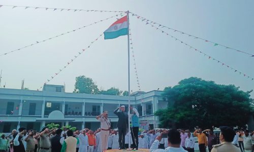 मनिहारी में शान से लहराया गया तिरंगा ।