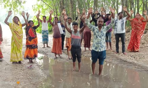 तीन पीढ़ियों से एक आदत सड़क नसीब नहीं हुई है।