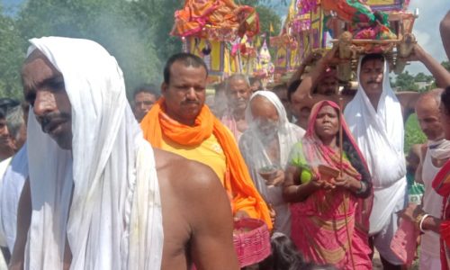 शिशिया ग्राम में बिहुला पूजा श्रद्धालुओं ने धूमधाम से मनाया ।