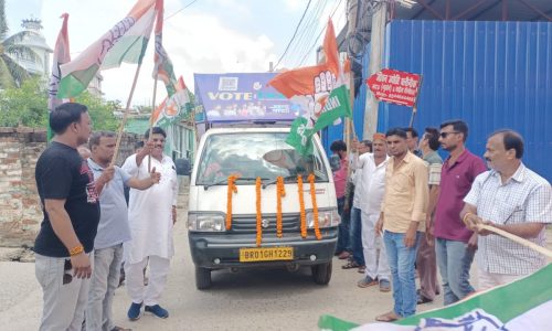 कांग्रेस कार्यकर्ताओं ने किया वोट फॉर इंडिया रथ को रवाना ।