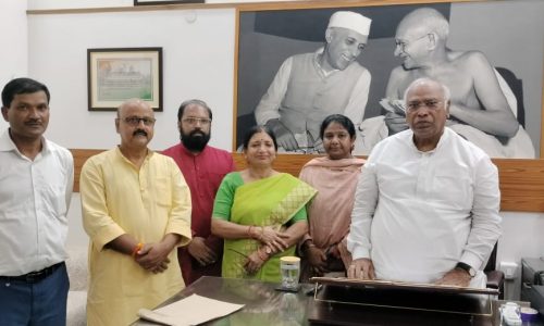 कांग्रेस कार्यकर्ताओं ने राष्ट्रीय अध्यक्ष से की मुलाकात।