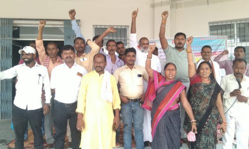 19 सूत्री माँगो को लेकर मुखिया संघ ने किया प्रखंड मुख्यालय में दिया धरना-प्रदर्शन, बीडीओ को सौंपा ज्ञापन