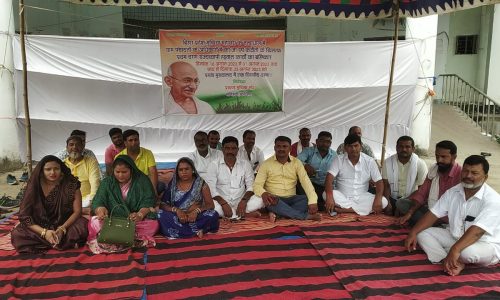 प्रदेश मुखिया महासंघ के आह्वान पर उन्नीस सूत्री मांगों को लेकर हड़ताल जारी।