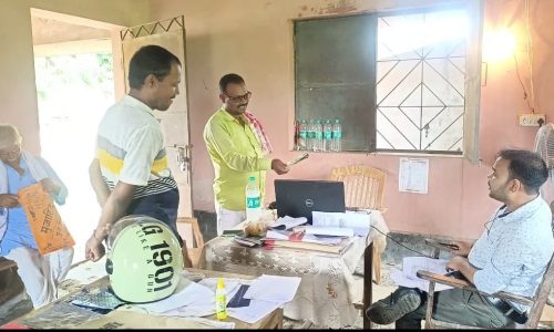 हसनगंज के हल्का कचहरी में मोटेशन के नाम पर कर्मचारी को पैसे देते वीडियो वायरल।