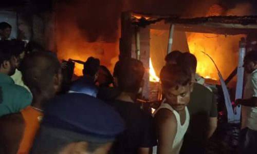 आग लगने से तीन दुकानें जली लाखो की सम्पत्ति जलकर राख।