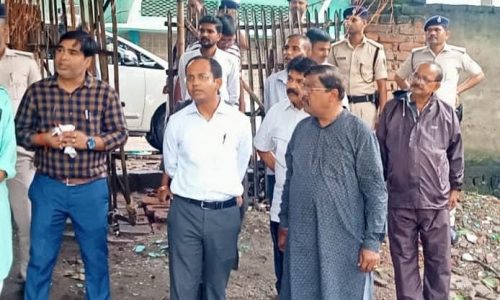 डीएम व विधान पार्षद ने  सामुदायिक भवन,सेवा सदन, रजत जयंती पार्क का किया निरीक्षण ।