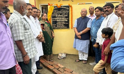 नवनिर्मित चाहरदीवारी का पूर्व उप मुख्यमंत्री ने किया उद्घाटन ।