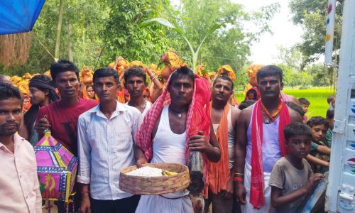 कलश यात्रा निकालकर भगवान बुढ़ीमां की लोगों ने की पूजा अर्चना ।