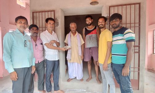 सार्वजनिक हनुमान मंदिर  के उत्थान हेतु समाजवादी ने किया आर्थिक मदद ।