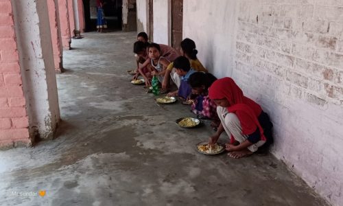 विद्यालय में बच्चों की उपस्थित रही कम ।