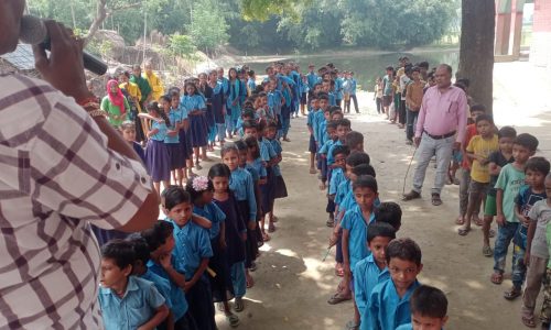 रक्षाबंधन पर्व के दिन भी विद्यालय में विद्यार्थी रहे मौजूद।