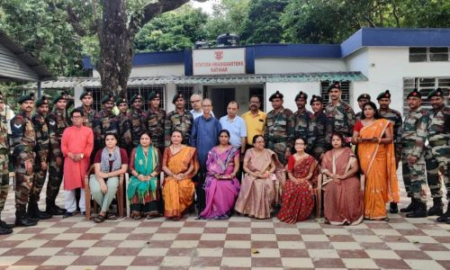 सैनिकों को रक्षाबंधन के अवसर पर रेड क्रॉस की सदस्यों ने बाँधी राखी ।