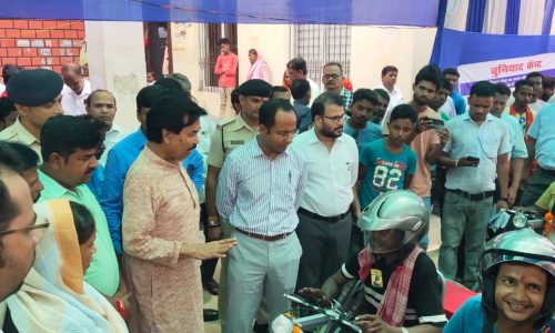 49 दिव्यांग जनों के बीच ई ट्राईसाईकिल का  किया वितरण ।