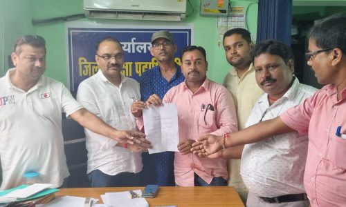 भाजपा ने छुट्टियों में कटौती को लेकर डीईओ जिला को सौंपा ज्ञापन ।