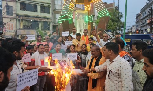 स्कूलों में छुट्टियों में कटौती सनातनी विरोधी सर्कुलर वापस लेने को मुख्यमंत्री का किया पुतला दहन ।