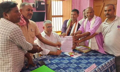 अपने मांगों को लेकर सरपंच संघ ने प्रखंड मुख्यालय में दिया धरना
