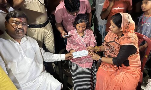 पीड़ित परिवार को दिलाया मुआवजा राशि का चैक।