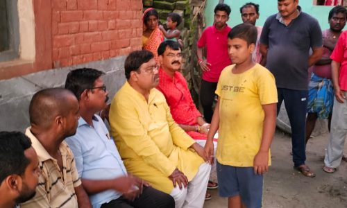 दादा के अंतिम संस्कार में गए पोते के डूबने से हुई मौत परिजनों से मिले विधान पार्षद।