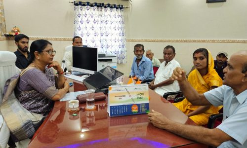 महापौर ने जनता दरबार में सुनी लोगों की समस्याएं।