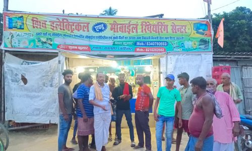 इलेक्ट्रॉनिक दुकान में चोरी करते चोर की तस्वीर सीसीटीवी कैमरे में हुई कैद ।