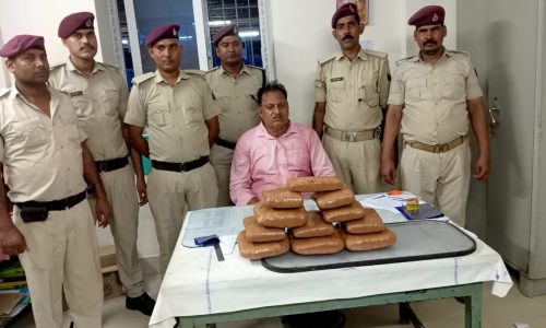 ट्रेन से भारी मात्रा में लाखो के गांजा एवं शराब किया बरामद ।