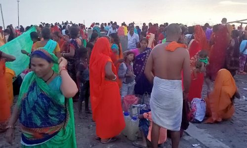 भाद्र अमावस्या को लेकर मनिहारी गंगा तट पर उमड़ी श्रद्धालुओं की भीड़