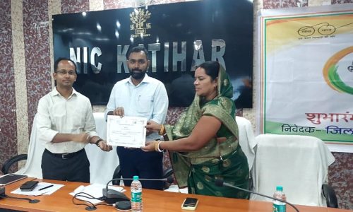 स्वच्छता में उत्कृष्ट योगदान के लिए मुखिया ममता देवी को जिलाधिकारी ने किया सम्मानित ।